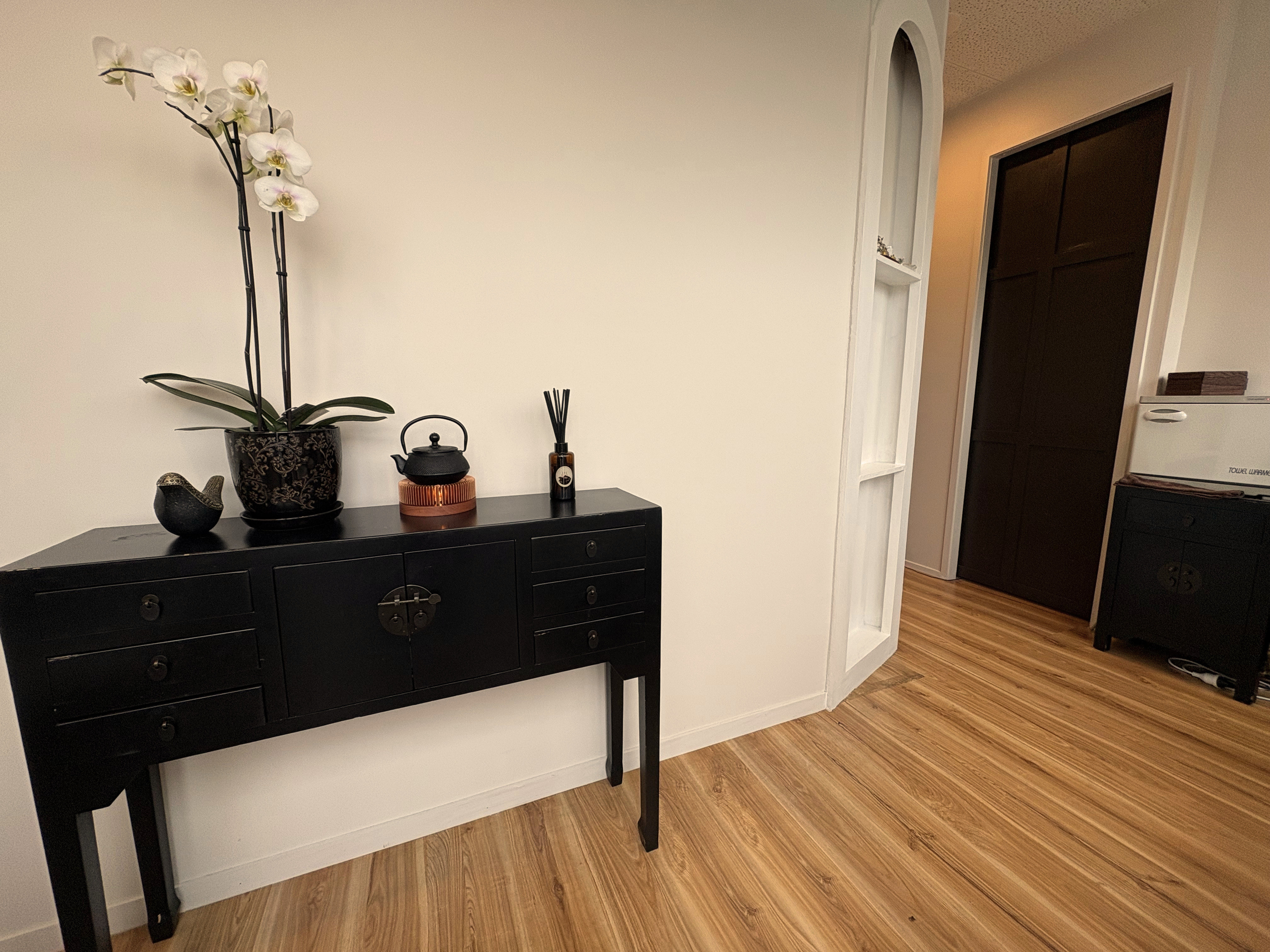 Reception at Siam Soul, black console with orchid and arched doorway